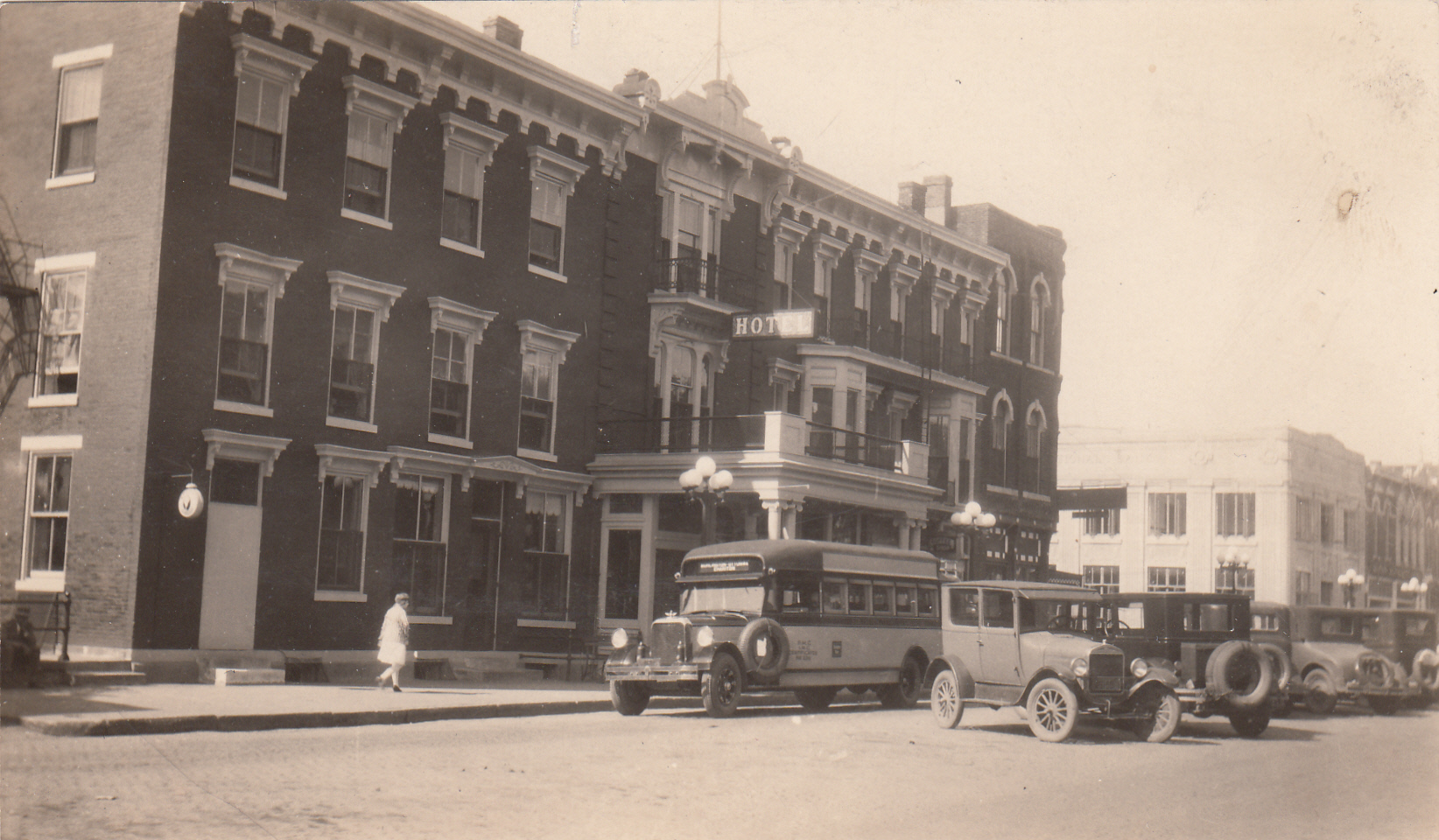 0107 Leggett Hotel with bus and car out in front
