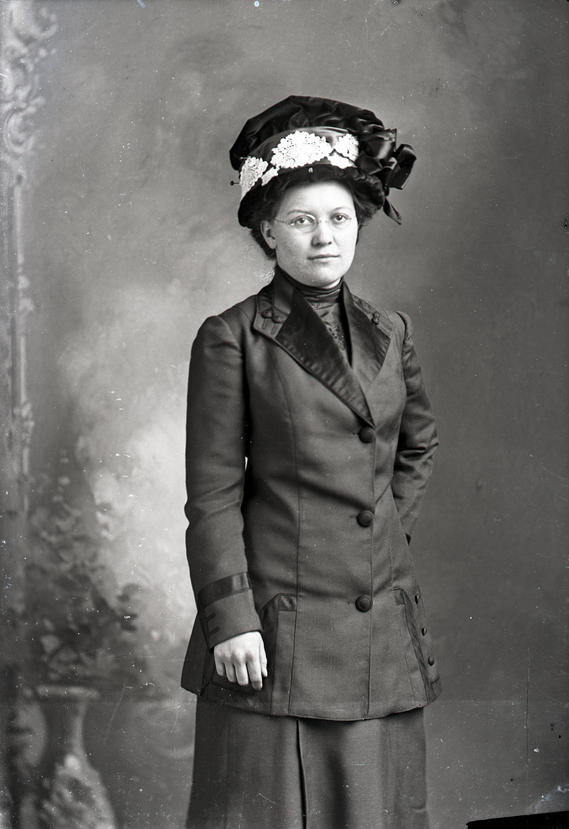 Woman with glasses and hat
