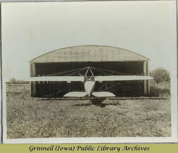 Rear view of plane entering hangar<br />
