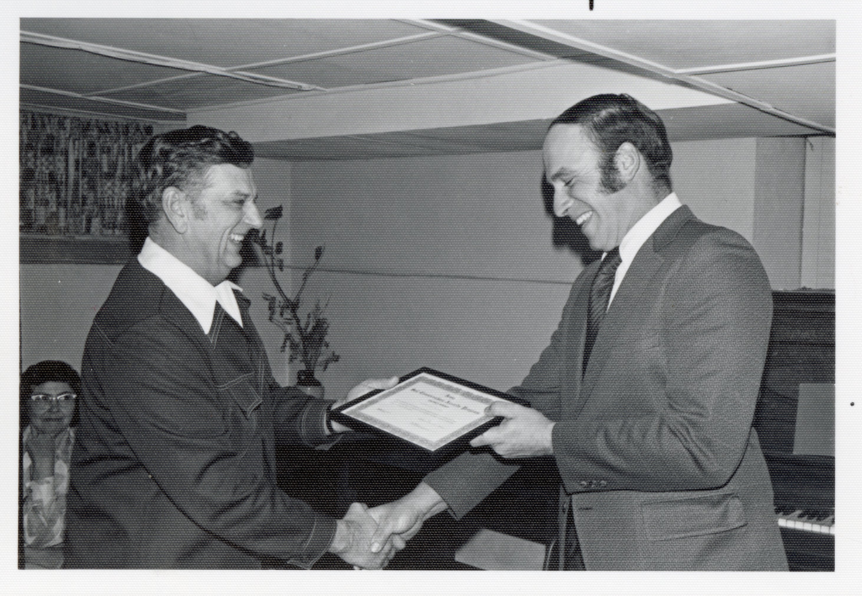1976 Dwight Stucker presents award to  Dodds