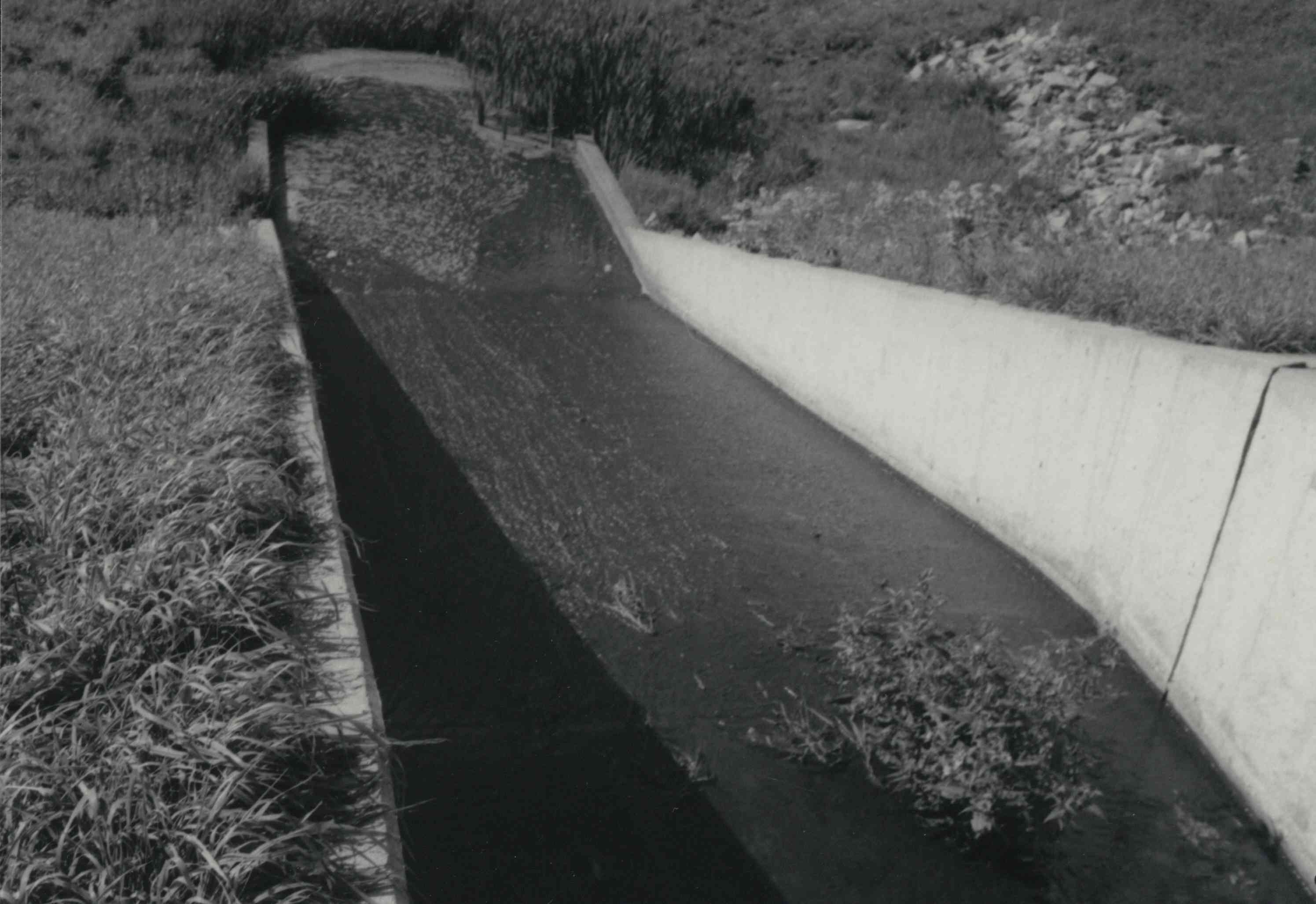 Watershed structure with water chute on the right side