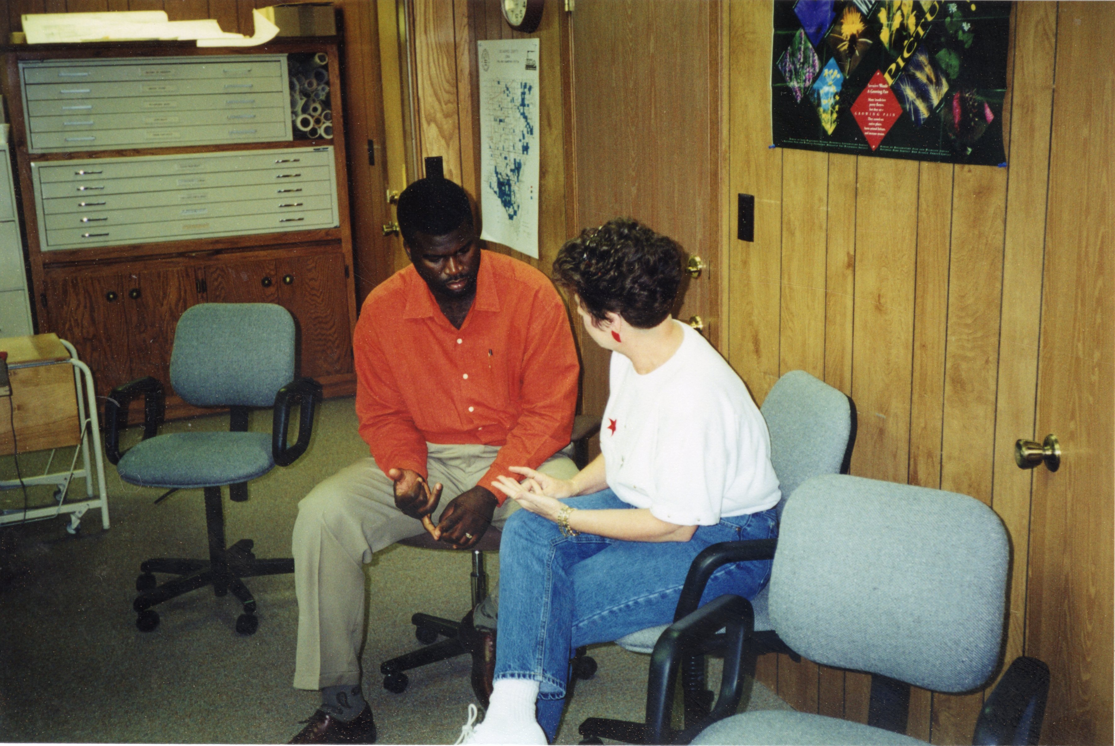 2000  J.B. Martin and Vicki Stoller sit and talk at the going<br />
away party. 