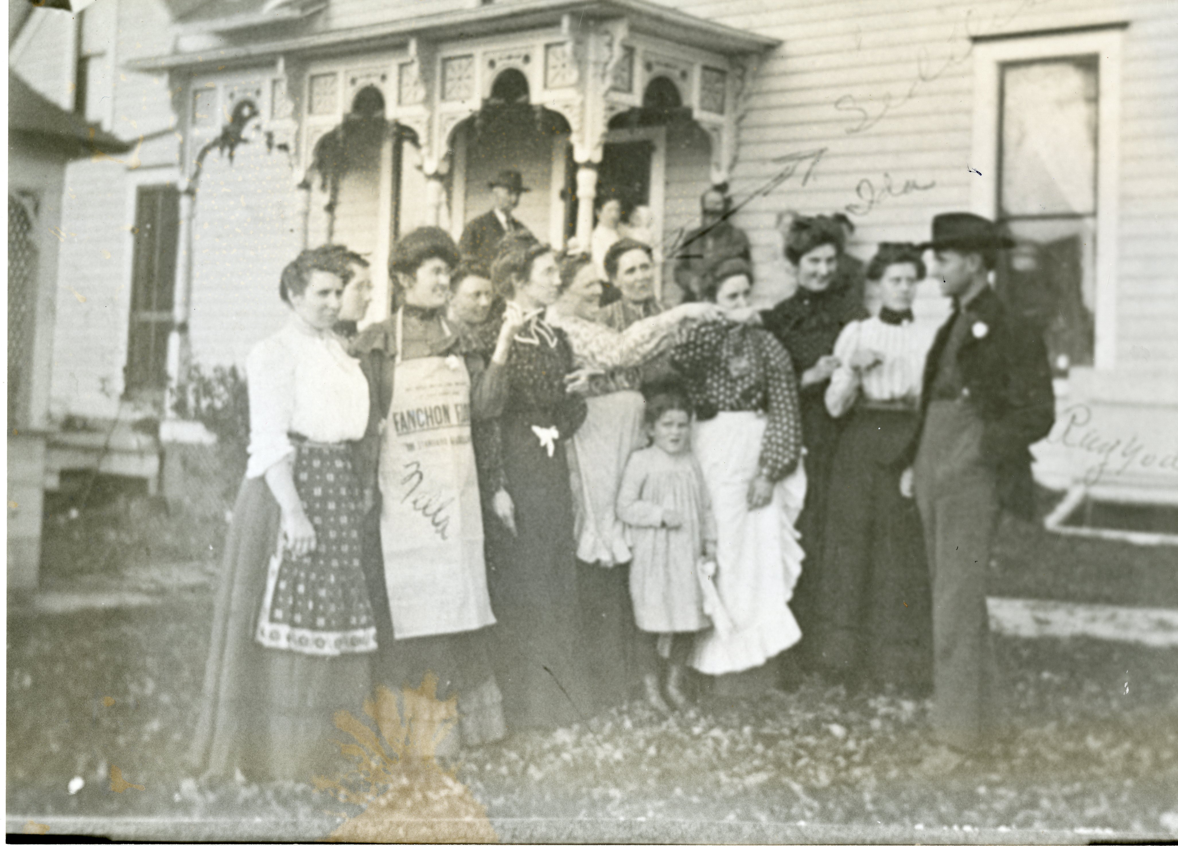Group outside Wahl house