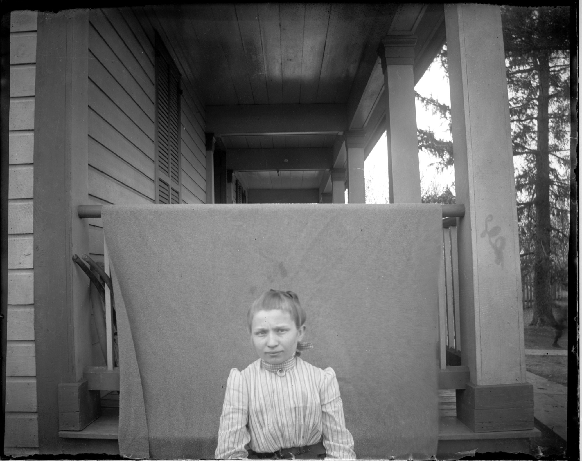 UP554 Woman posed by porch