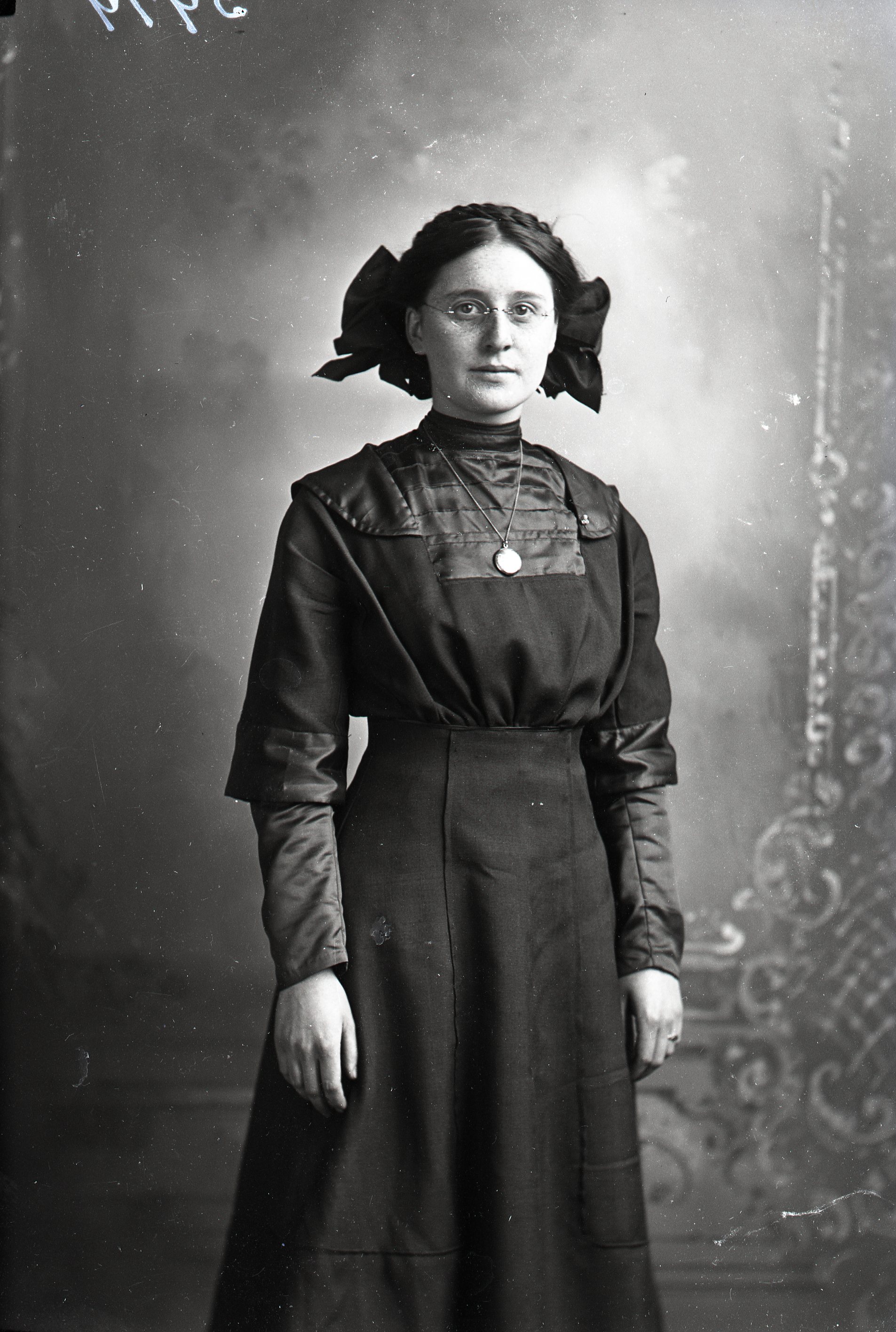 Woman with glasses and hair bow