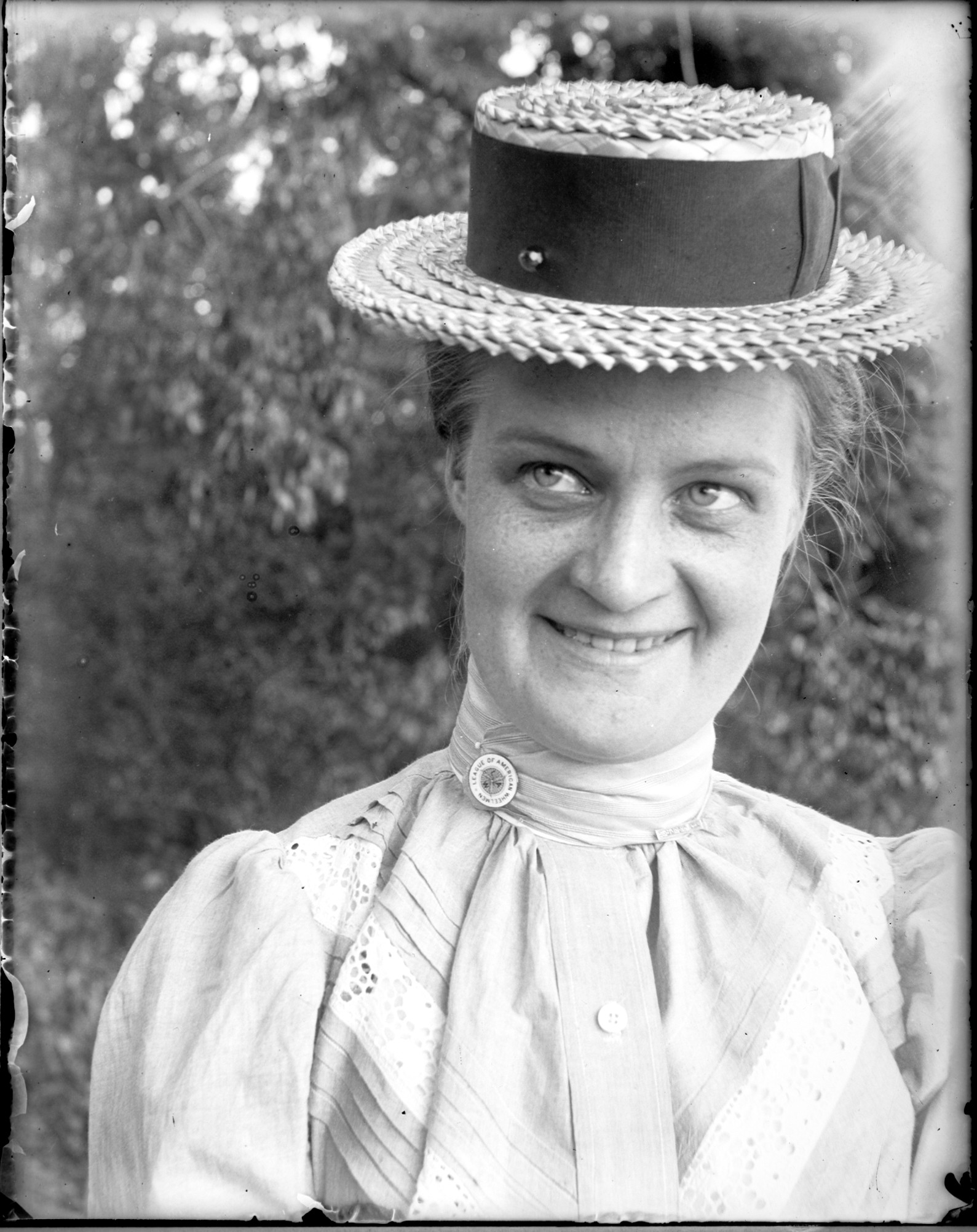 UP562 Woman in hat