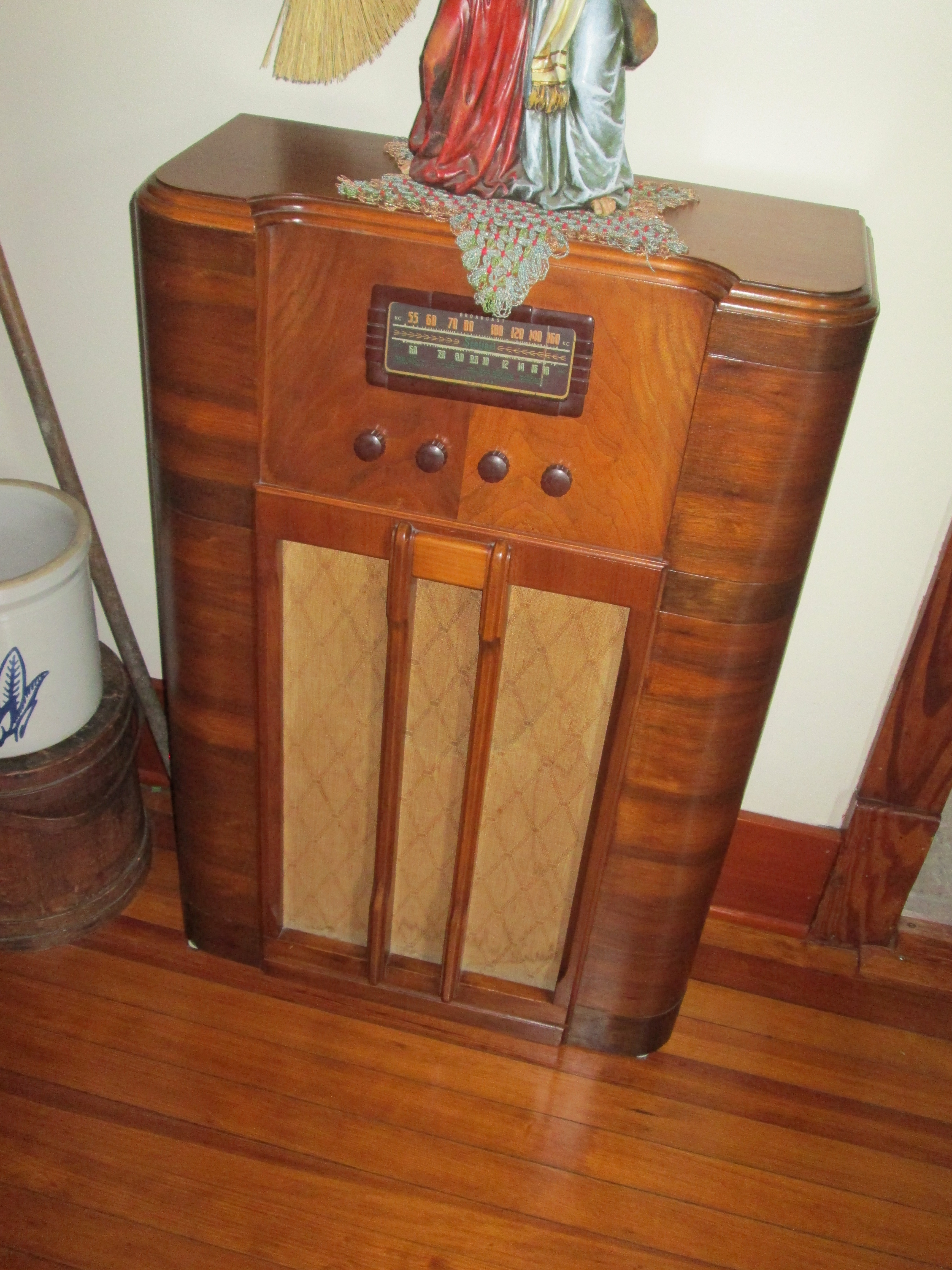 039. Antique Sentinel Radio