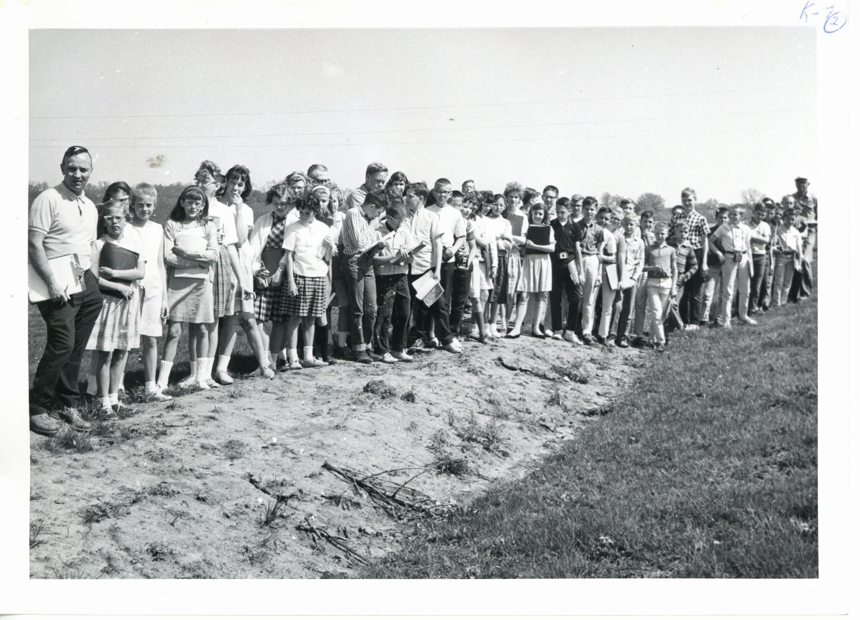 Maquoketa 6th graders' tour Harold Wilius farm, 1965