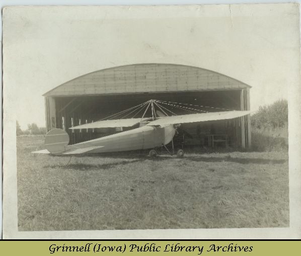 Billy Robinson's monoplane in front of hangar<br />
