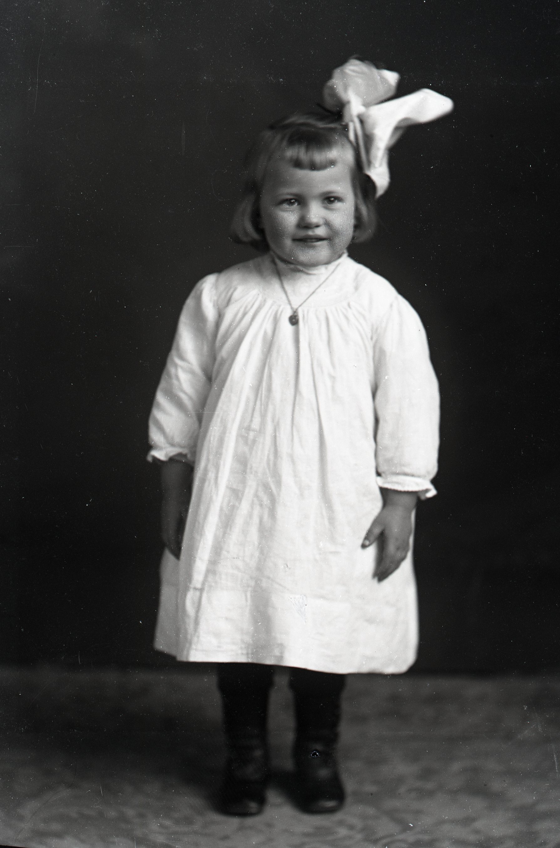 Toddler girl with bow