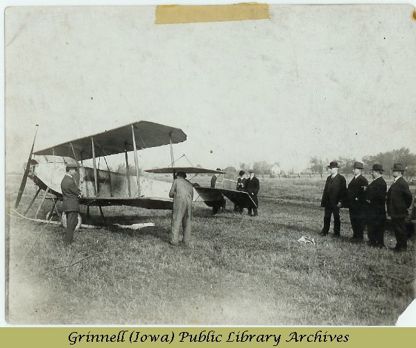 Billy Robinson's airplane and onlookers<br />
