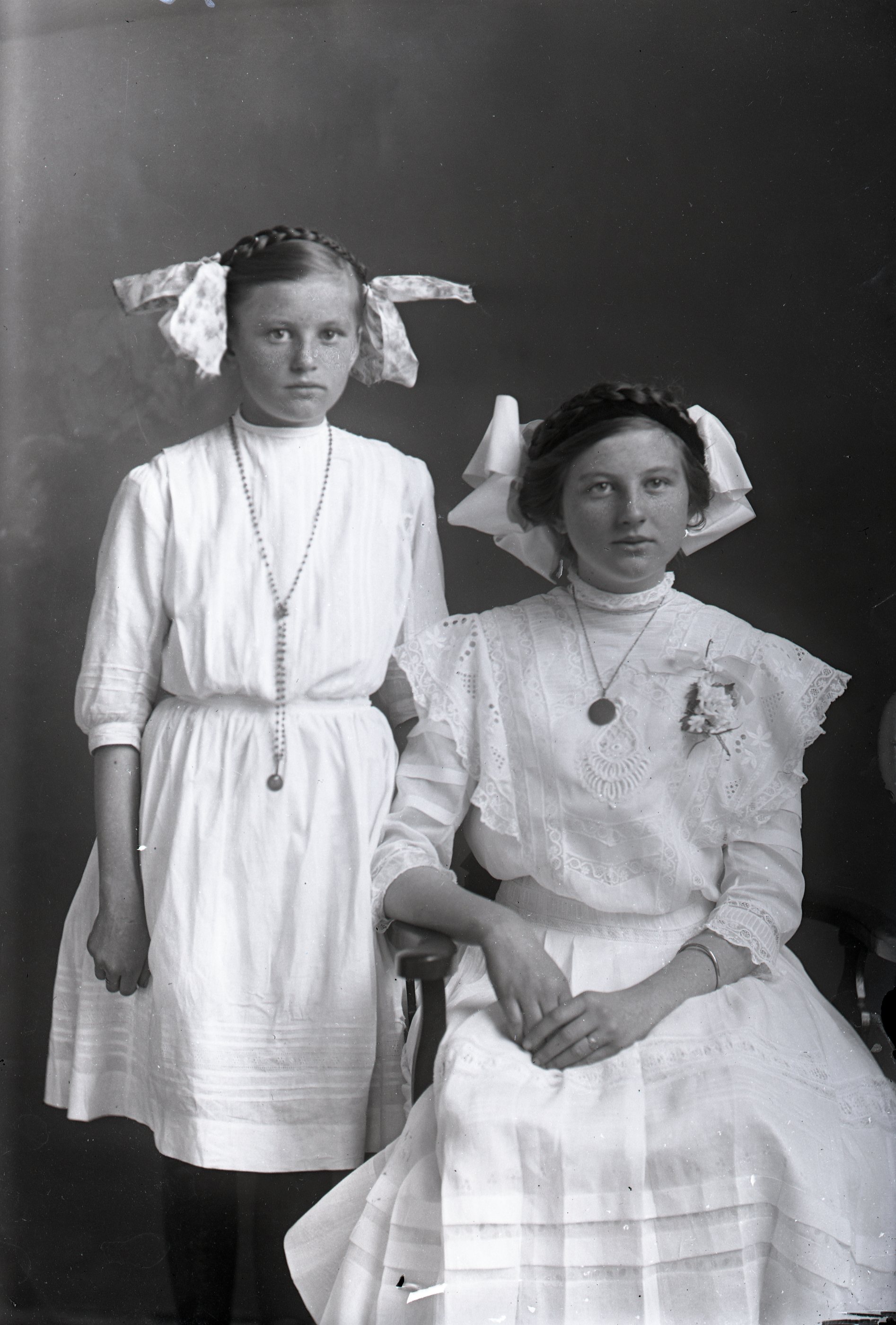 Two girls with bows