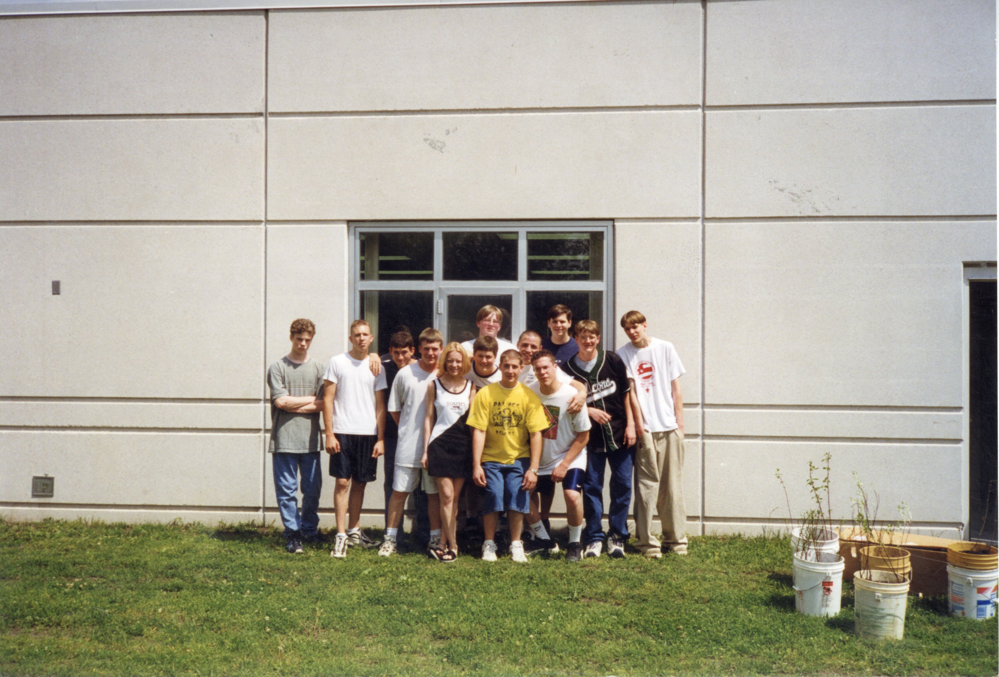 1999 Classroom tree planting group