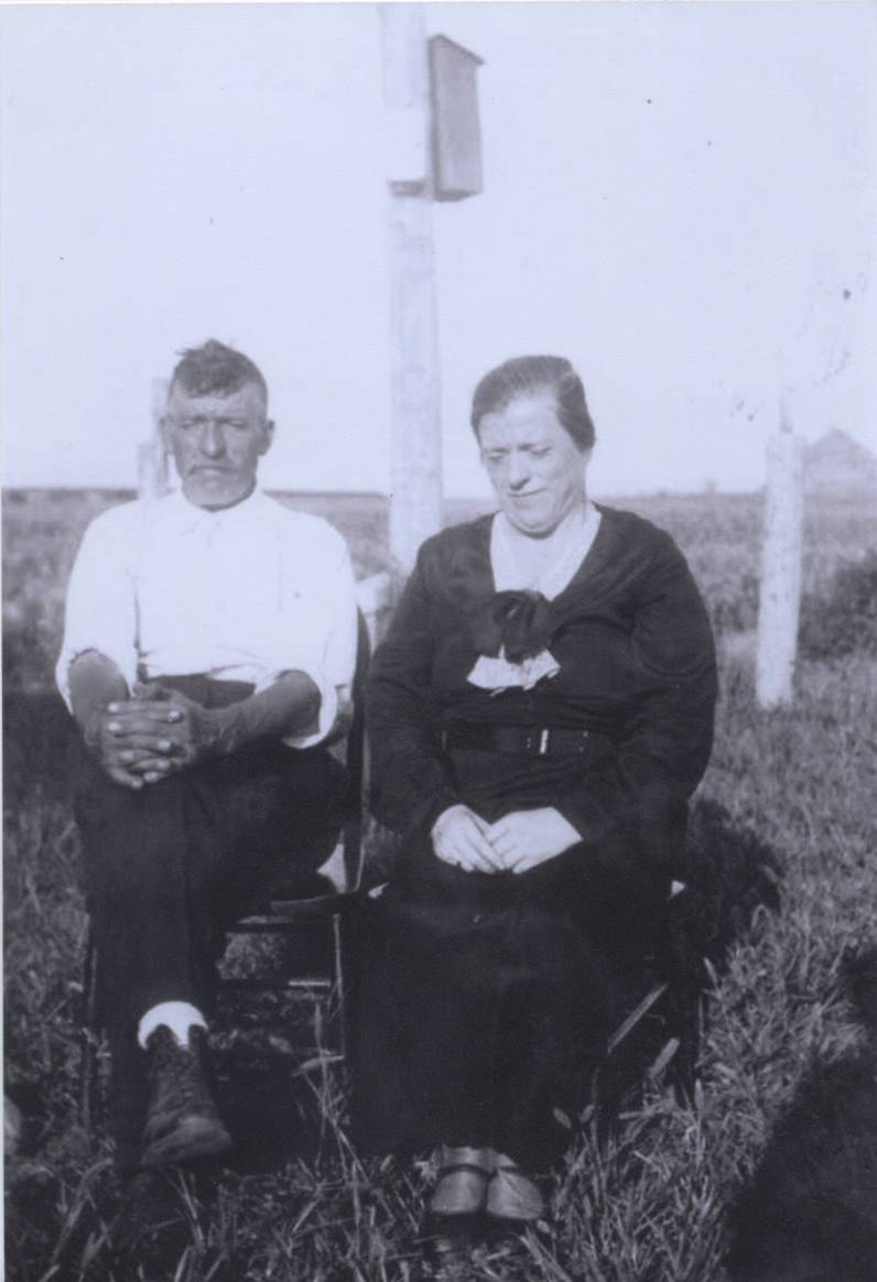 Angelo J. Angaran, Sr. and his wife Maria<br />
