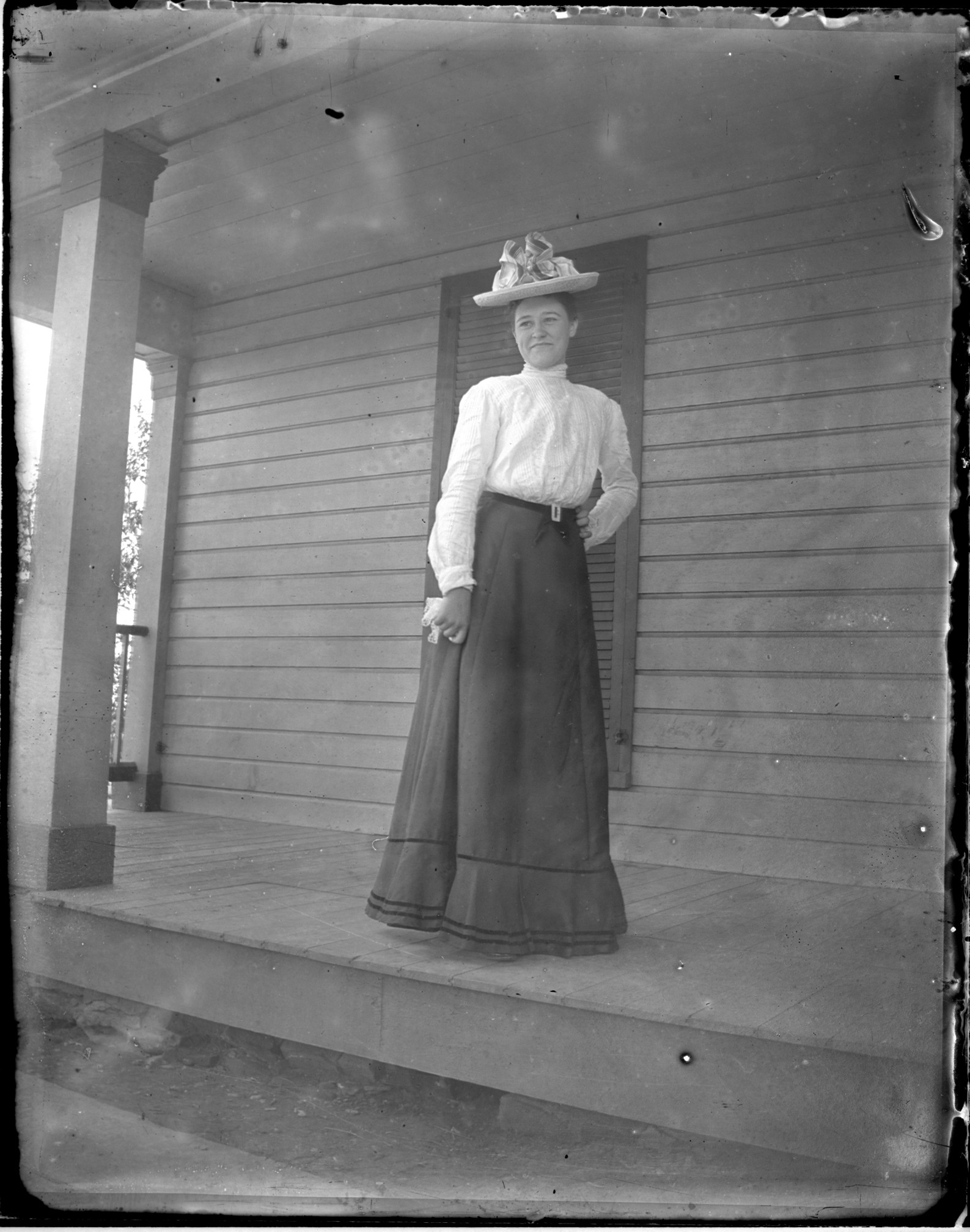 UP573 Woman standing on porch