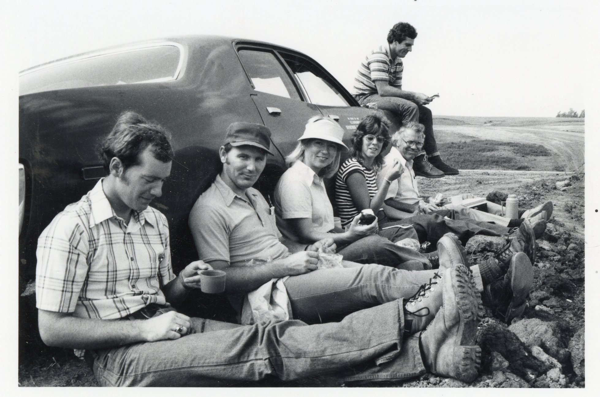 1977 Six people take a break