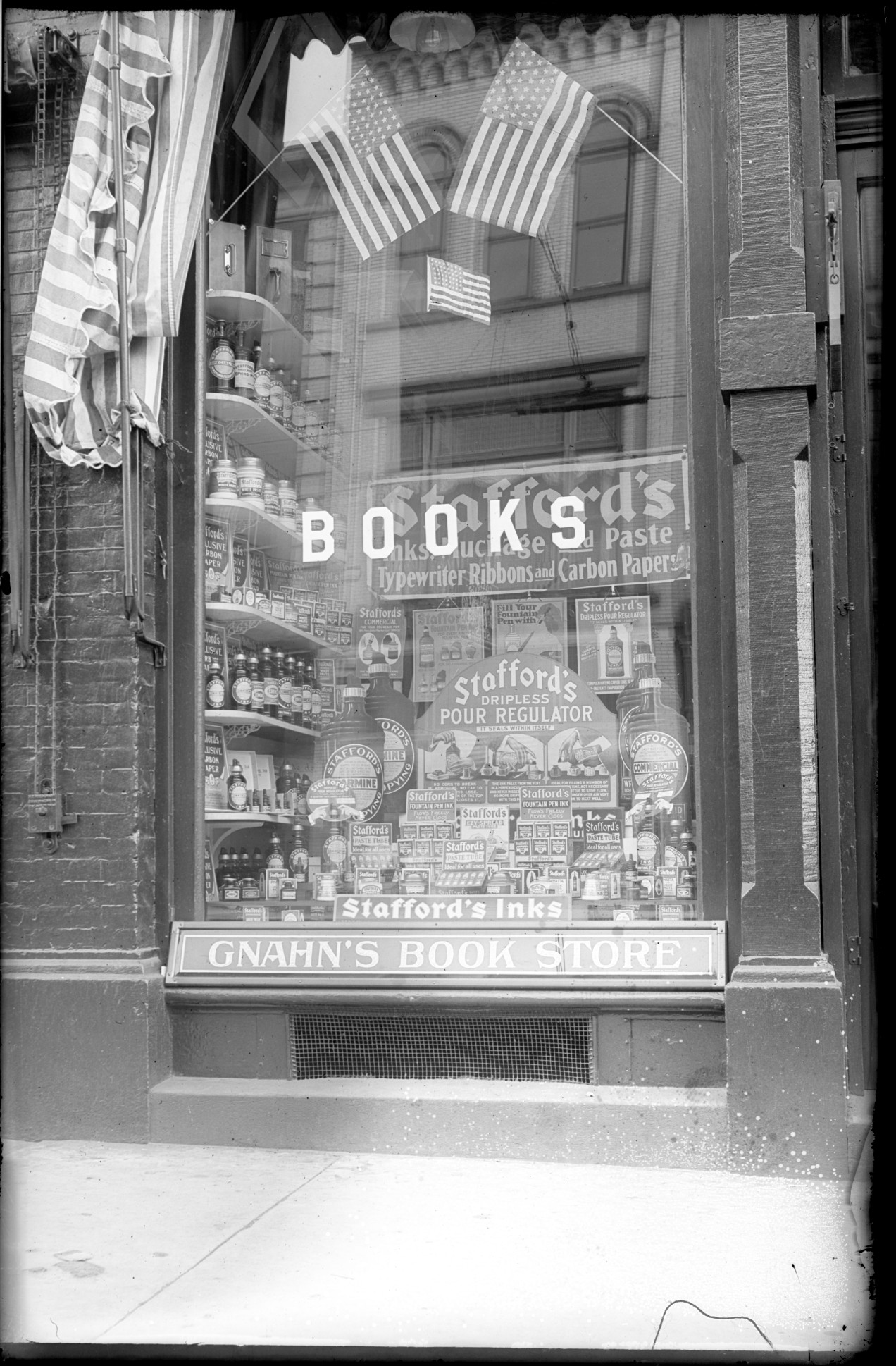 BI208 Gnahn's books window