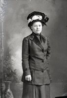 Woman with glasses and hat