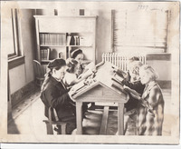 017. Children reading books at the Fairfield, Iowa Public Library