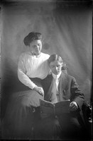 UP517 Couple reading "Popular Photography" magazine