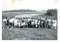 Maquoketa 6th grade students on Harold Wilius farm, 1965
