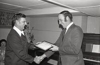 1976 Dwight Stucker presents award to  Dodds
