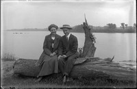UP462 Couple on log by river
