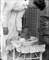 UP467 Baby in bath