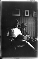 UP464 Couple reading magazine