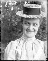 UP562 Woman in hat