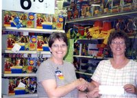 Leslie Lysenko receiving Walmart grant, 2003