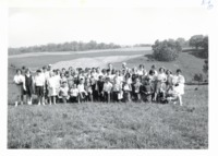 Maquoketa 6th grade students on Harold Wilius farm, 1964
