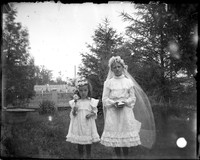 UP426 Two girls in white dresses with rosaries