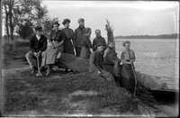 UP691 Nine people on riverbank