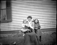 UP453 Woman and two girls reading